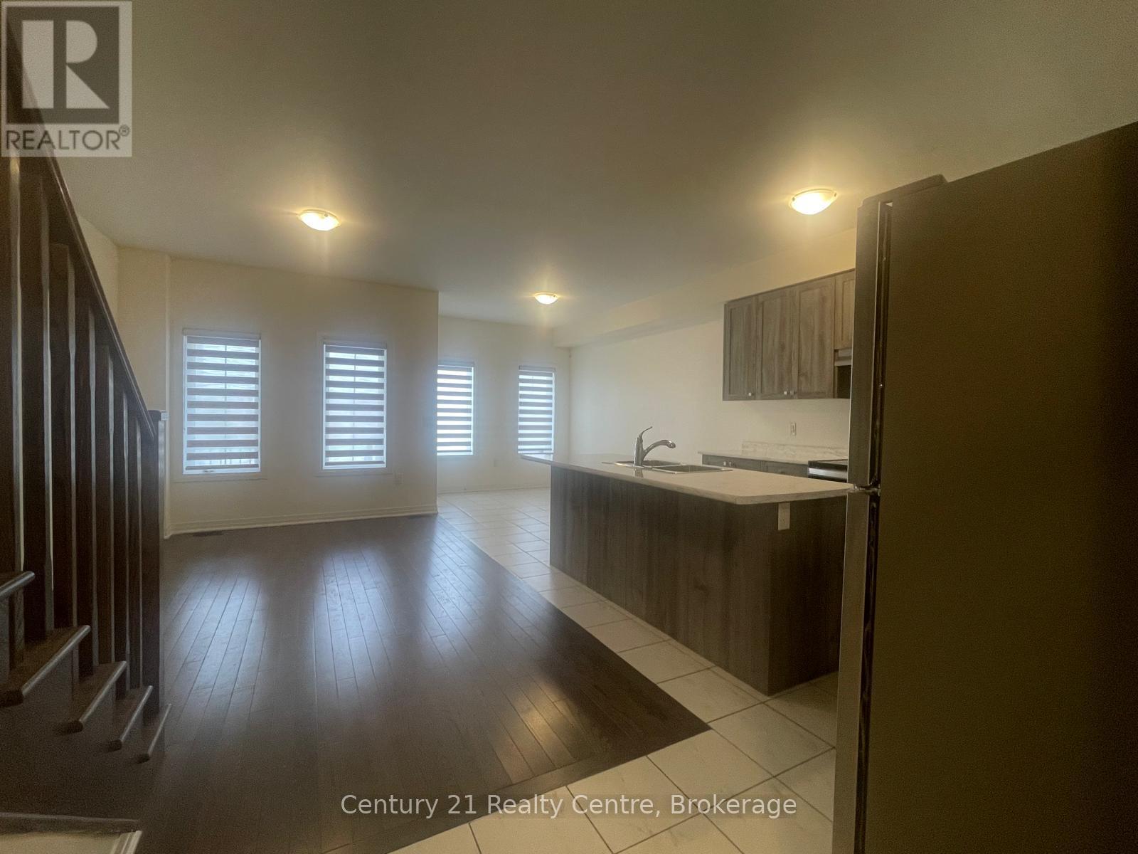 33 Brixham Lane, Brampton, Ontario  L7A 5K2 - Photo 4 - W12858406