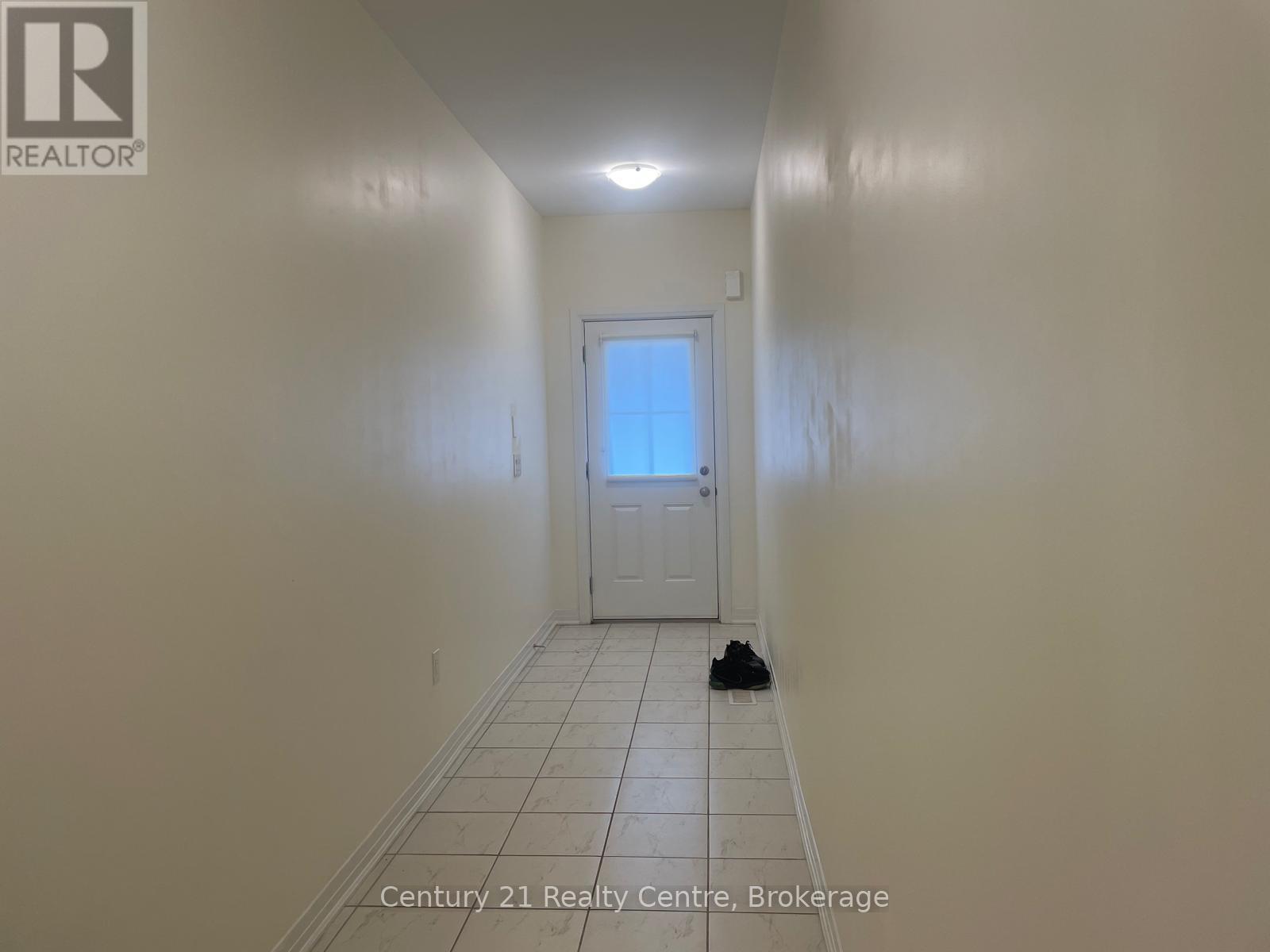 33 Brixham Lane, Brampton, Ontario  L7A 5K2 - Photo 3 - W12858406