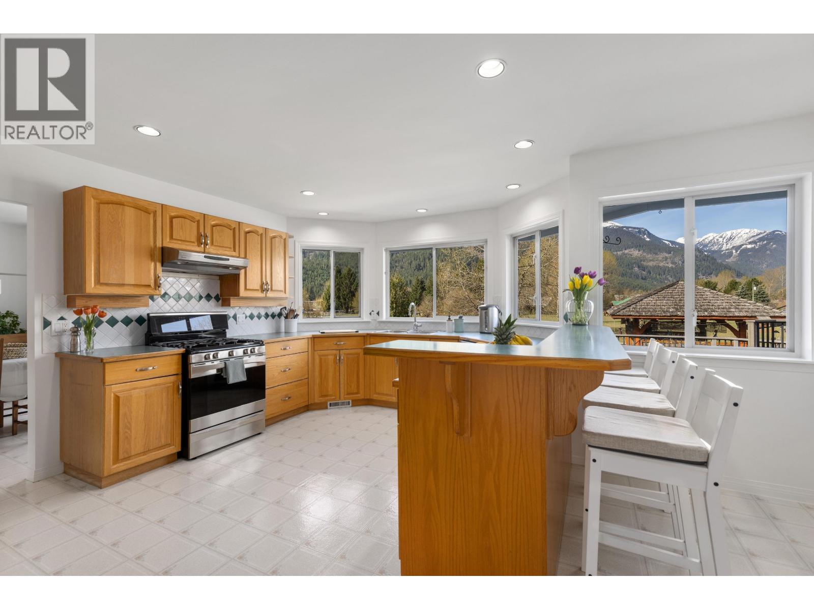 7569 Oberson Road, Pemberton, British Columbia  V0N 2L0 - Photo 10 - R3113125