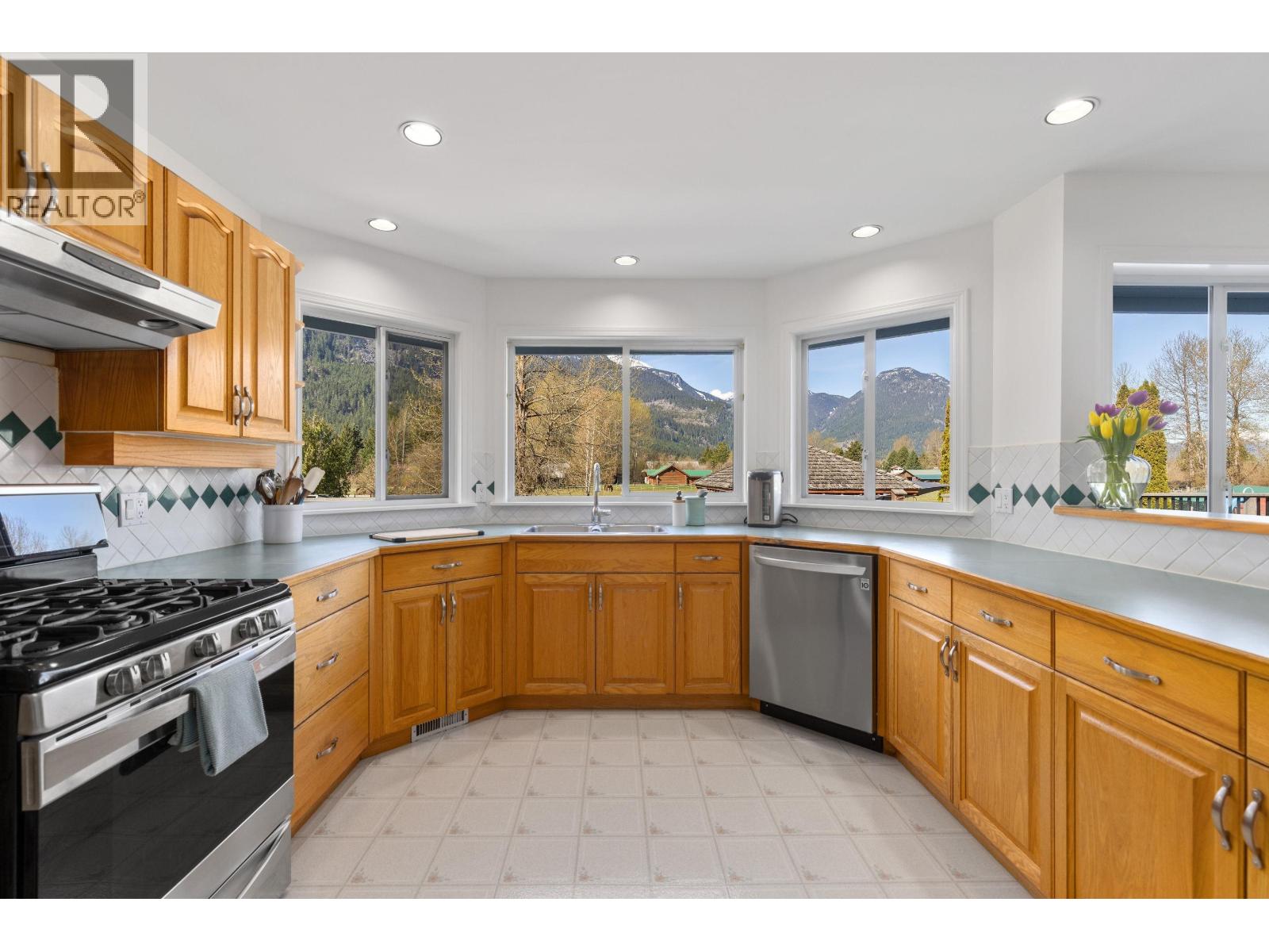 7569 Oberson Road, Pemberton, British Columbia  V0N 2L0 - Photo 8 - R3113125