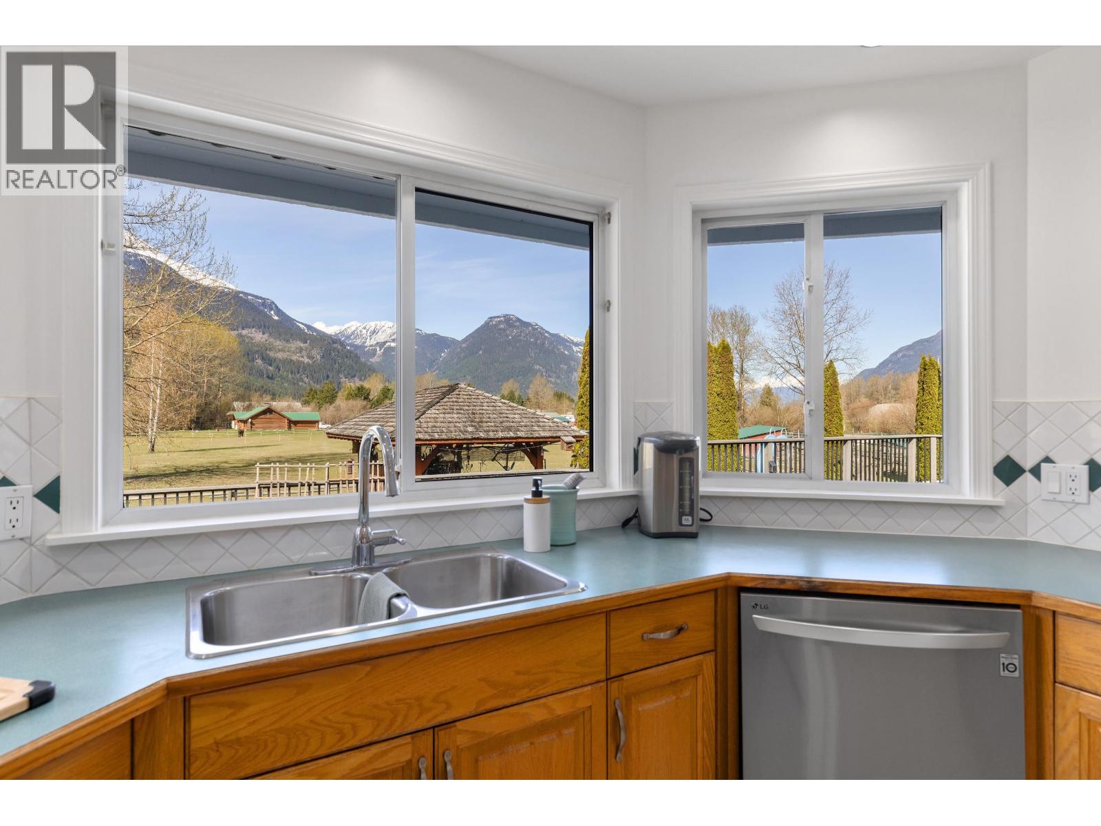 7569 Oberson Road, Pemberton, British Columbia  V0N 2L0 - Photo 9 - R3113125