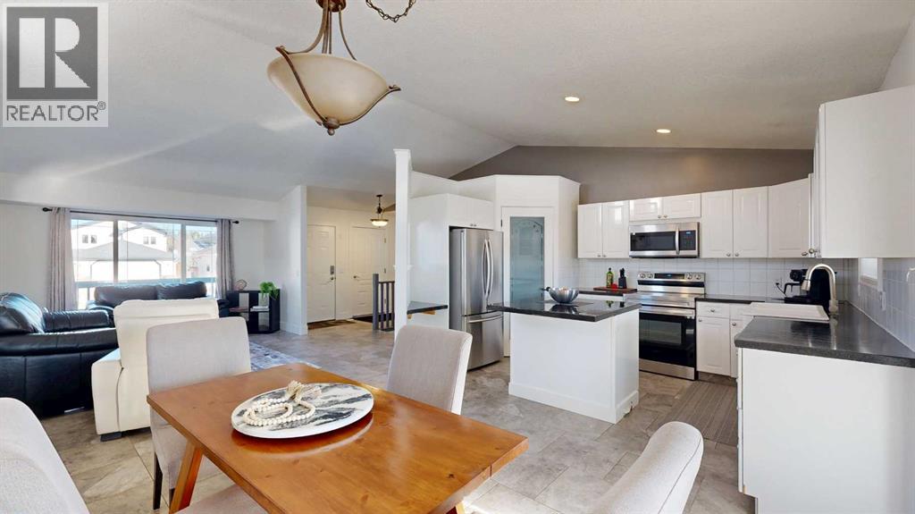 33 Park Circle, Whitecourt, Alberta  T7S 1V3 - Photo 3 - A2285244