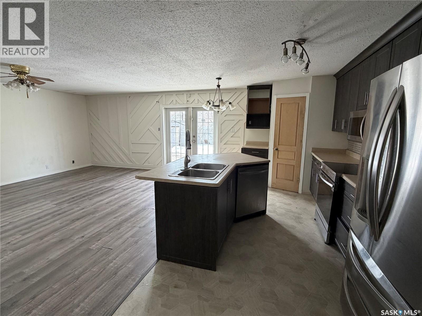 407 2nd Street E, Meadow Lake, Saskatchewan  S9X 1E8 - Photo 2 - SK033235