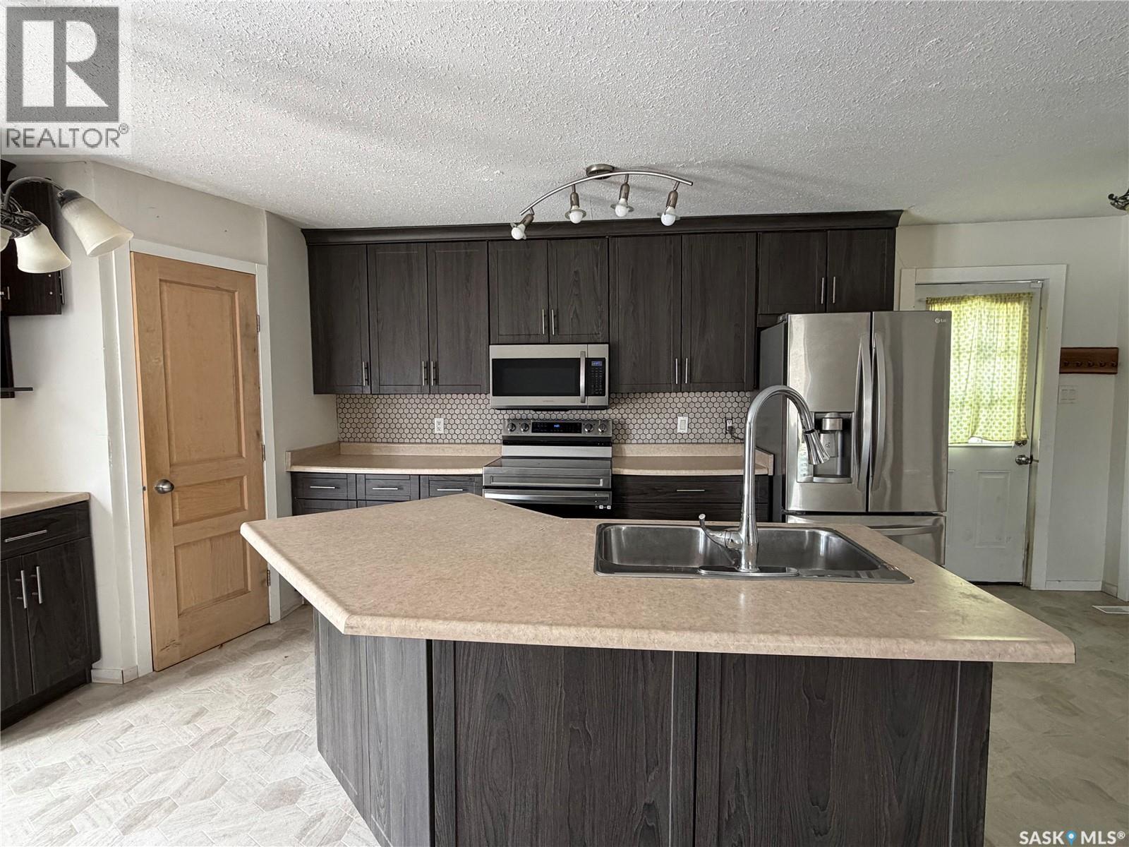 407 2nd Street E, Meadow Lake, Saskatchewan  S9X 1E8 - Photo 3 - SK033235