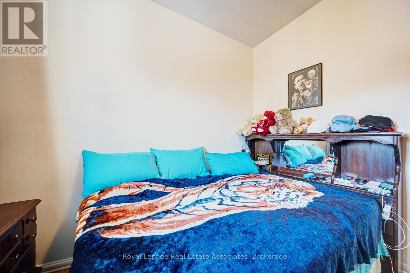 8 Caulfield Road, Toronto, Ontario  M9W 1W8 - Photo 17 - W12975512