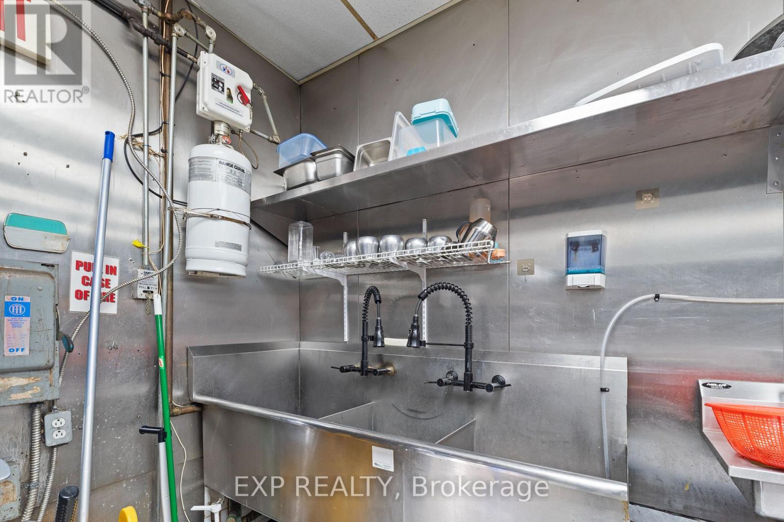 977 O'connor Drive, Toronto, Ontario  M4B 2T1 - Photo 11 - E13017702