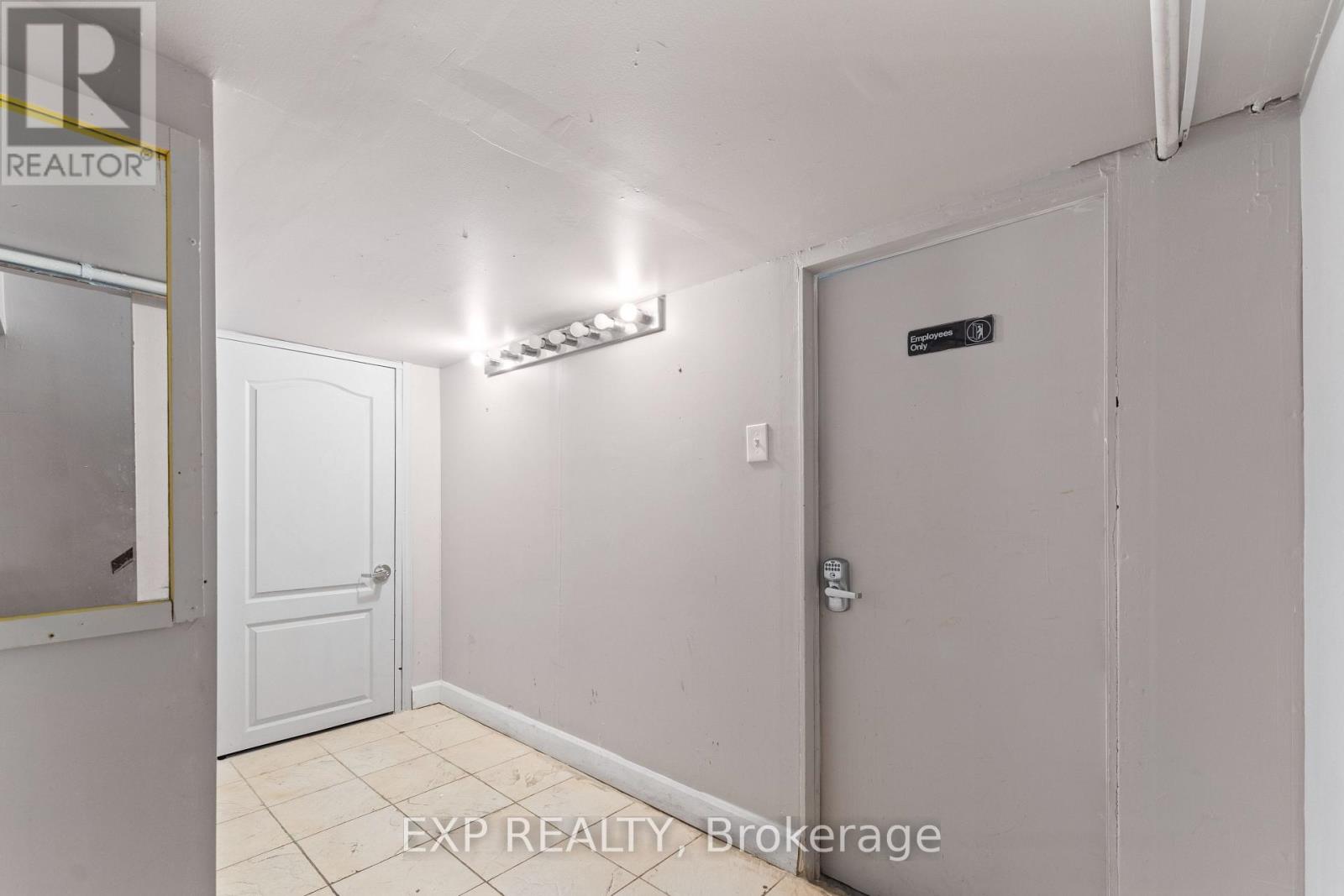 977 O'connor Drive, Toronto, Ontario  M4B 2T1 - Photo 19 - E13017702