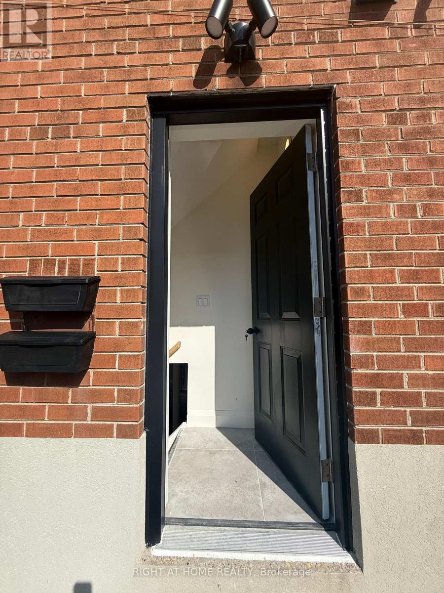 1b - 15 Arrowsmith Avenue, Toronto, Ontario  M6M 2W8 - Photo 2 - W13017698