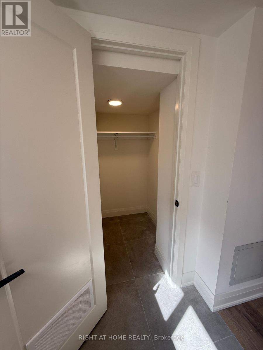 1b - 15 Arrowsmith Avenue, Toronto, Ontario  M6M 2W8 - Photo 4 - W13017698