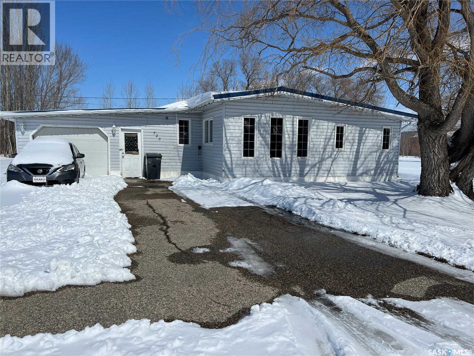 720 Maple Drive, Esterhazy, Saskatchewan  S0A 0X0 - Photo 2 - SK033359