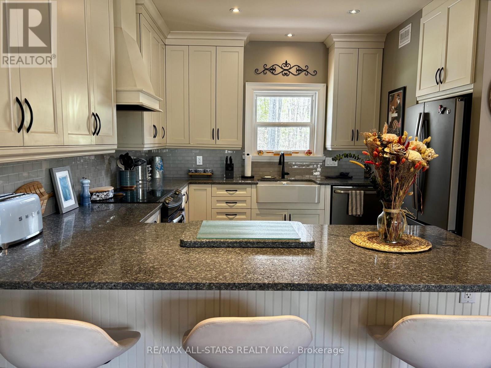 316 1/2 Riverside Drive, Kawartha Lakes, Ontario  K0M 1A0 - Photo 14 - X12881410