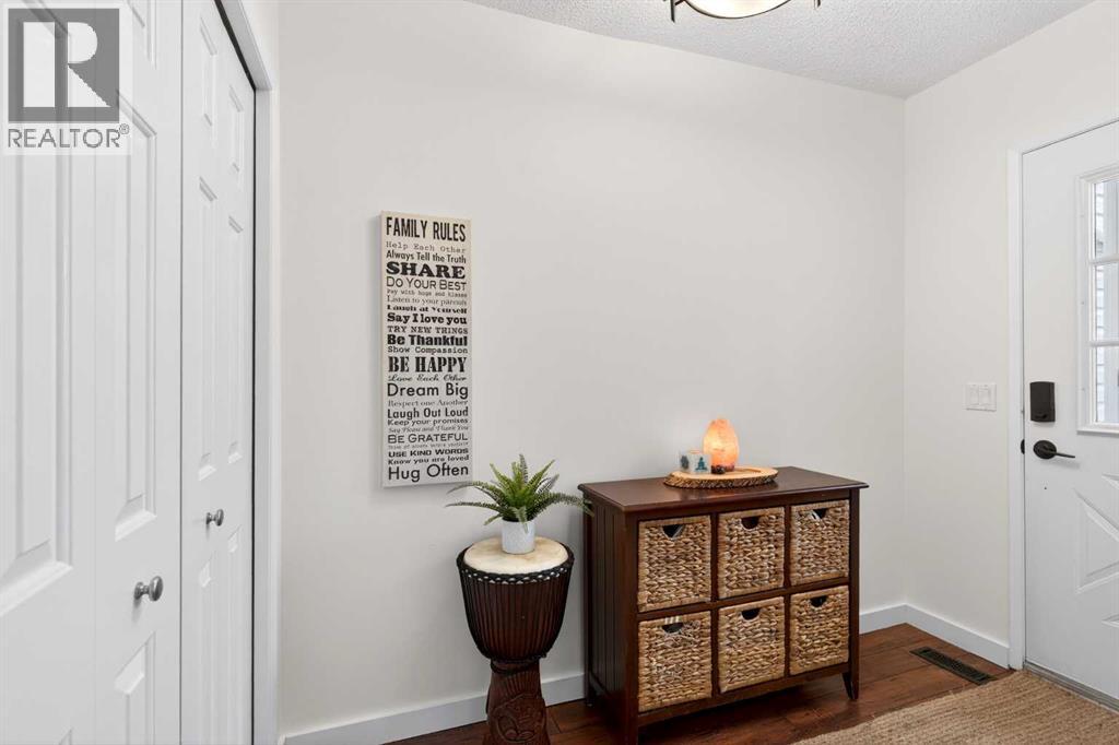 26, 28 Berwick Crescent Nw, Calgary, Alberta  T3K 1Y7 - Photo 9 - A2302102