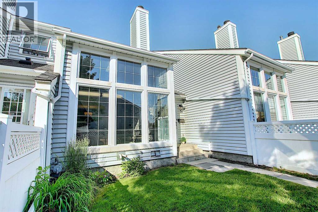 26, 28 Berwick Crescent Nw, Calgary, Alberta  T3K 1Y7 - Photo 4 - A2302102