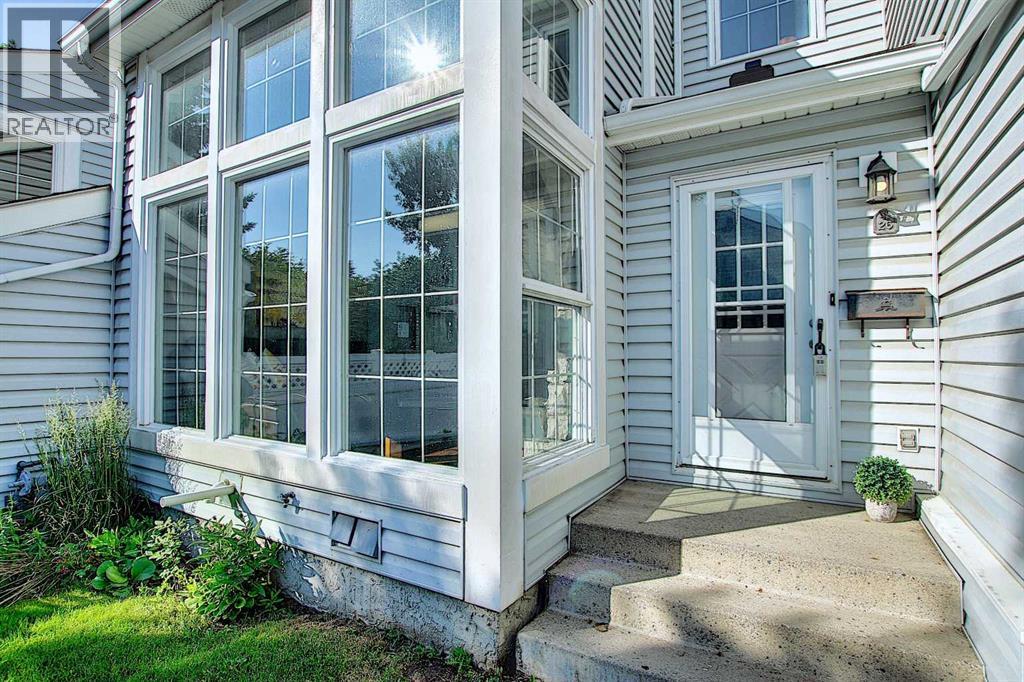 26, 28 Berwick Crescent Nw, Calgary, Alberta  T3K 1Y7 - Photo 5 - A2302102