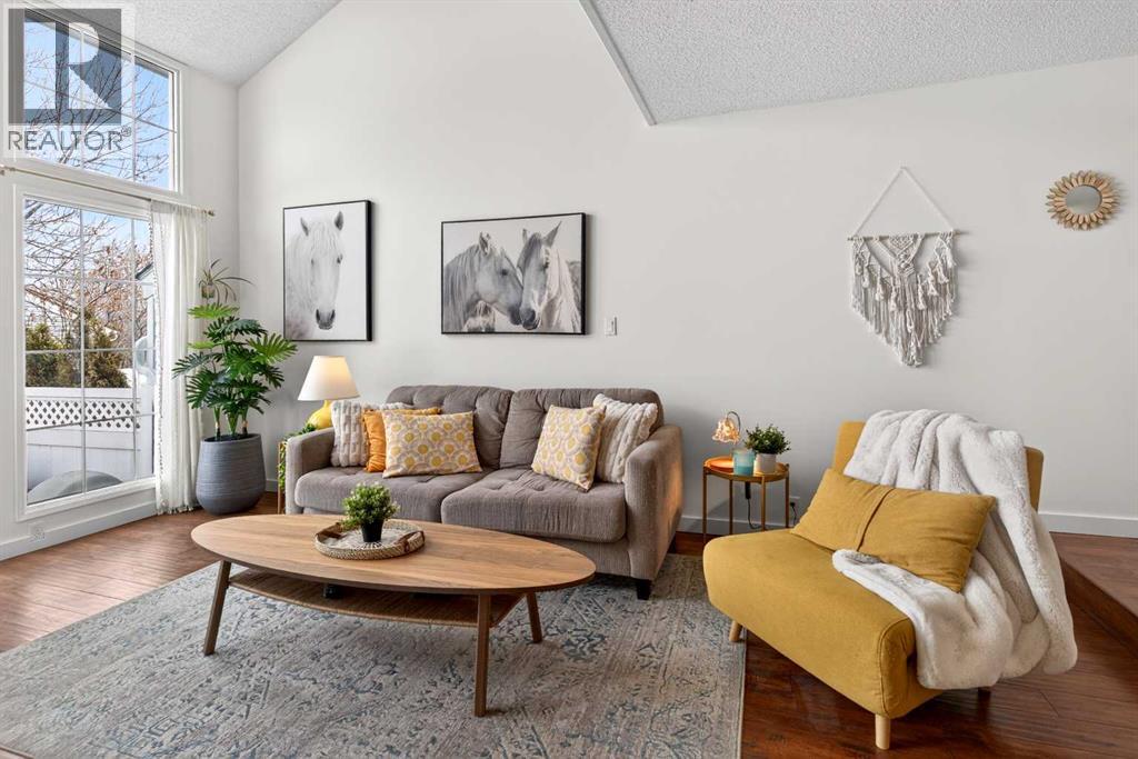 26, 28 Berwick Crescent Nw, Calgary, Alberta  T3K 1Y7 - Photo 10 - A2302102