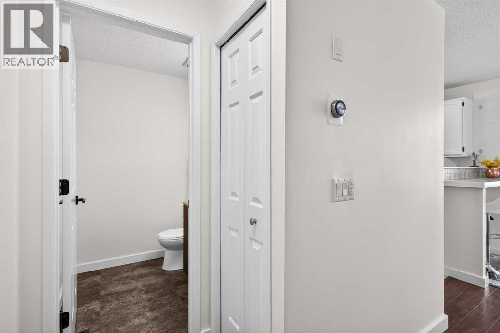 26, 28 Berwick Crescent Nw, Calgary, Alberta  T3K 1Y7 - Photo 18 - A2302102