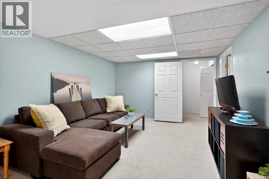 26, 28 Berwick Crescent Nw, Calgary, Alberta  T3K 1Y7 - Photo 33 - A2302102