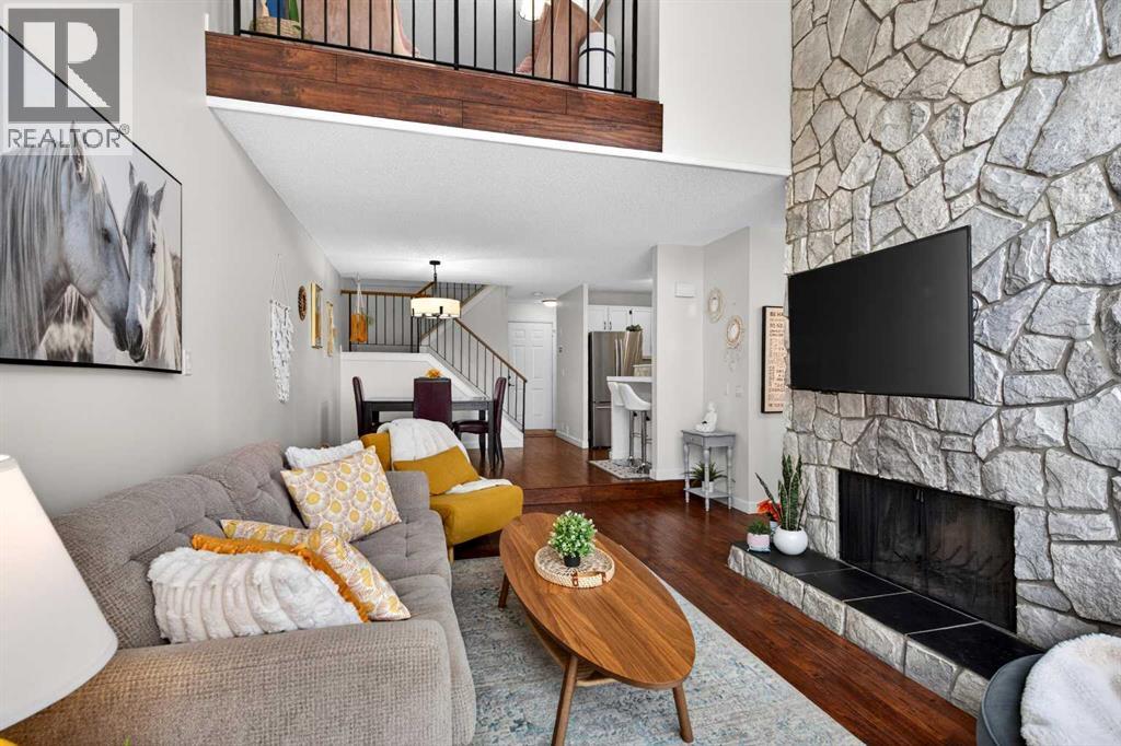 26, 28 Berwick Crescent Nw, Calgary, Alberta  T3K 1Y7 - Photo 7 - A2302102