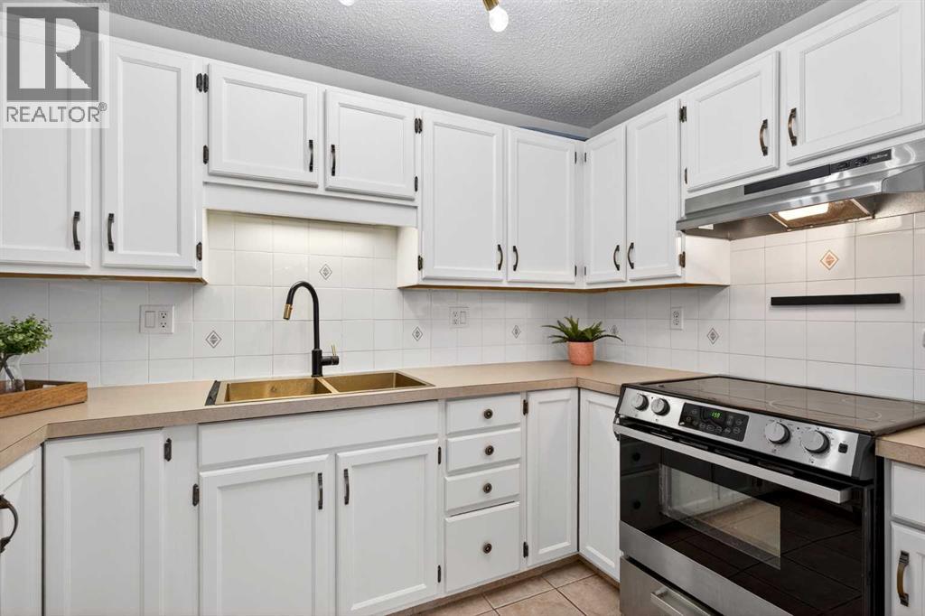 26, 28 Berwick Crescent Nw, Calgary, Alberta  T3K 1Y7 - Photo 13 - A2302102