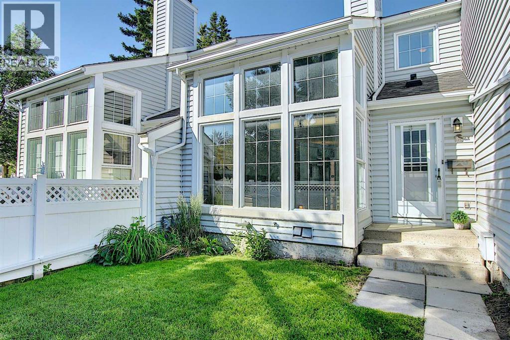 26, 28 Berwick Crescent Nw, Calgary, Alberta  T3K 1Y7 - Photo 3 - A2302102