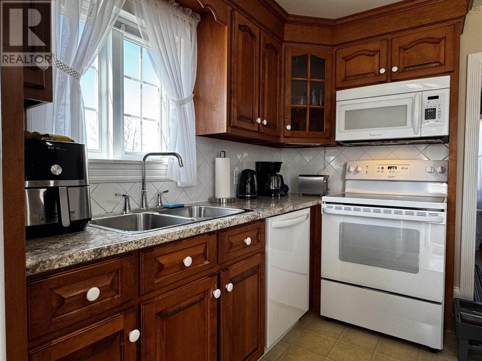 11 Cameron Street, Glace Bay, Nova Scotia  B1A 2E8 - Photo 10 - 202607897