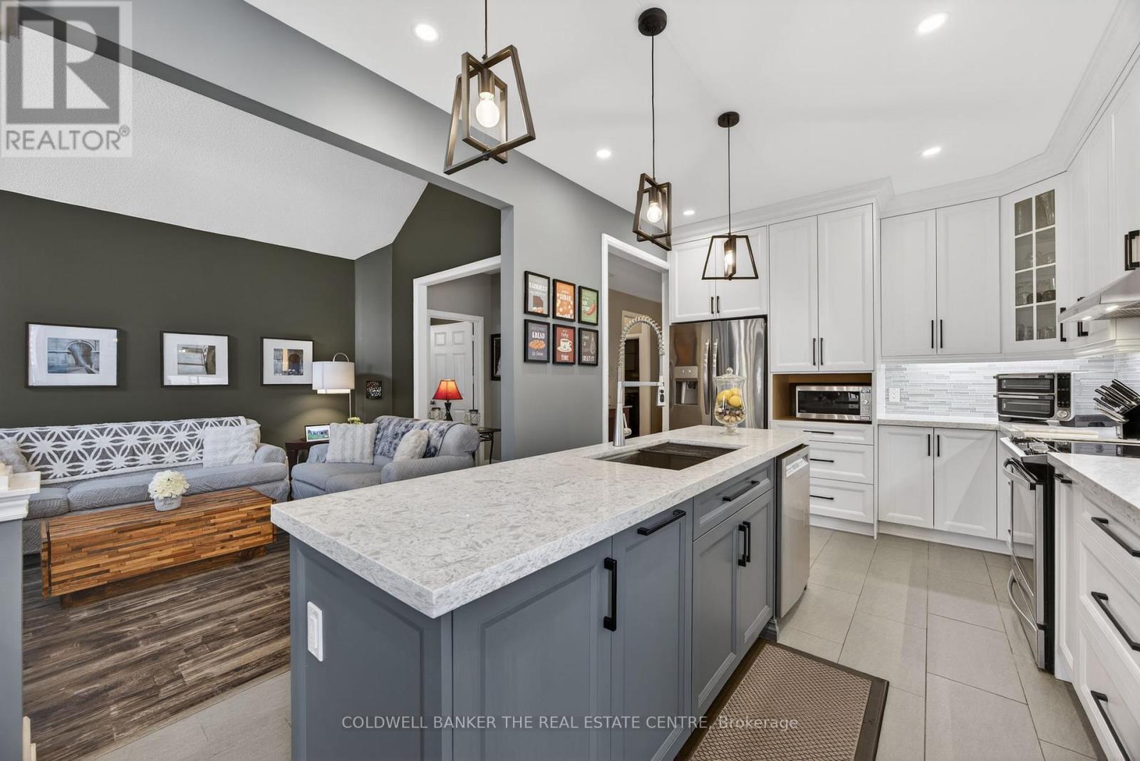 33 Booth Street, Bradford West Gwillimbury, Ontario  L3Z 0A4 - Photo 4 - N12918428