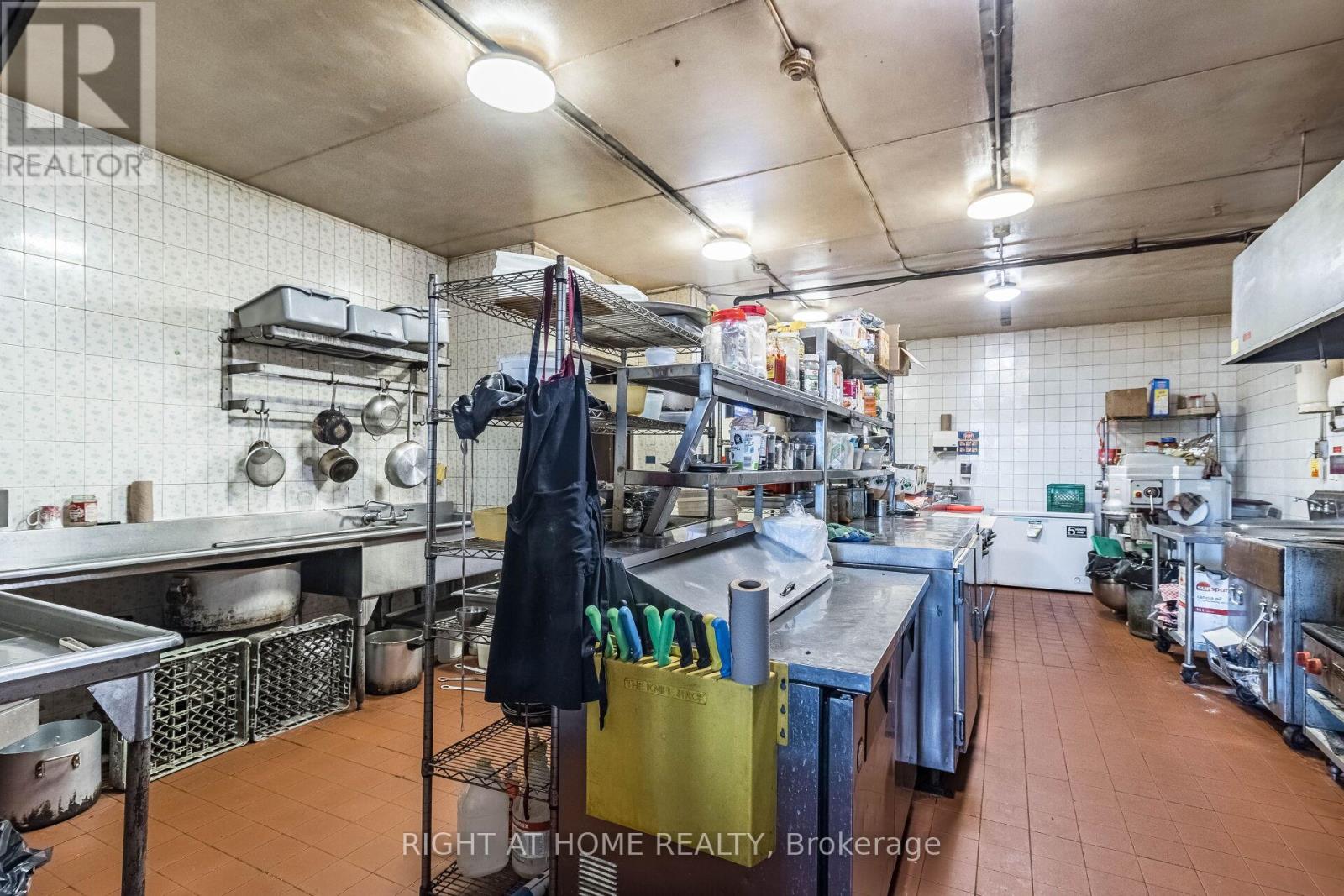 5951 Clark Avenue, Niagara Falls, Ontario  L2G 3W3 - Photo 2 - X13002960