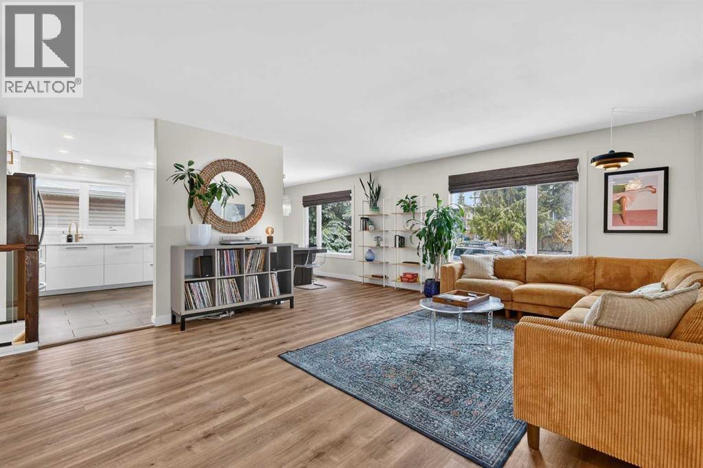 584 Woodhill Place Sw, Calgary, Alberta  T2W 3L5 - Photo 3 - A2298867