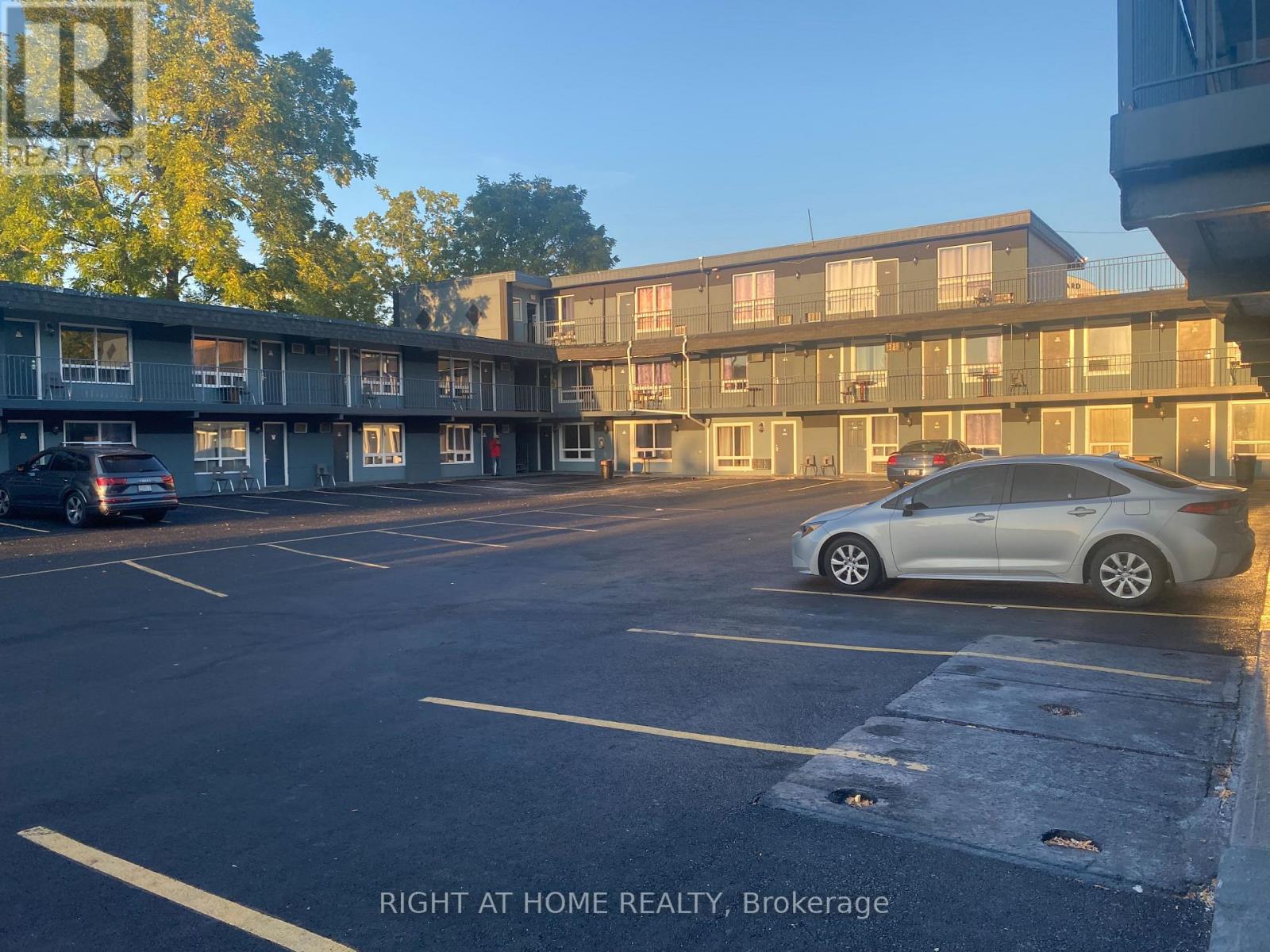 5958 Fallsview Boulevard, Niagara Falls (Clifton Hill), Ontario  L2G 3V5 - Photo 2 - X13003312