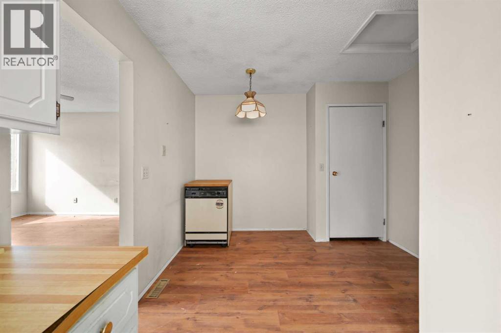 151 Deerview Court SE, Calgary, Alberta  T2J 6B6 - Photo 6 - A2292961