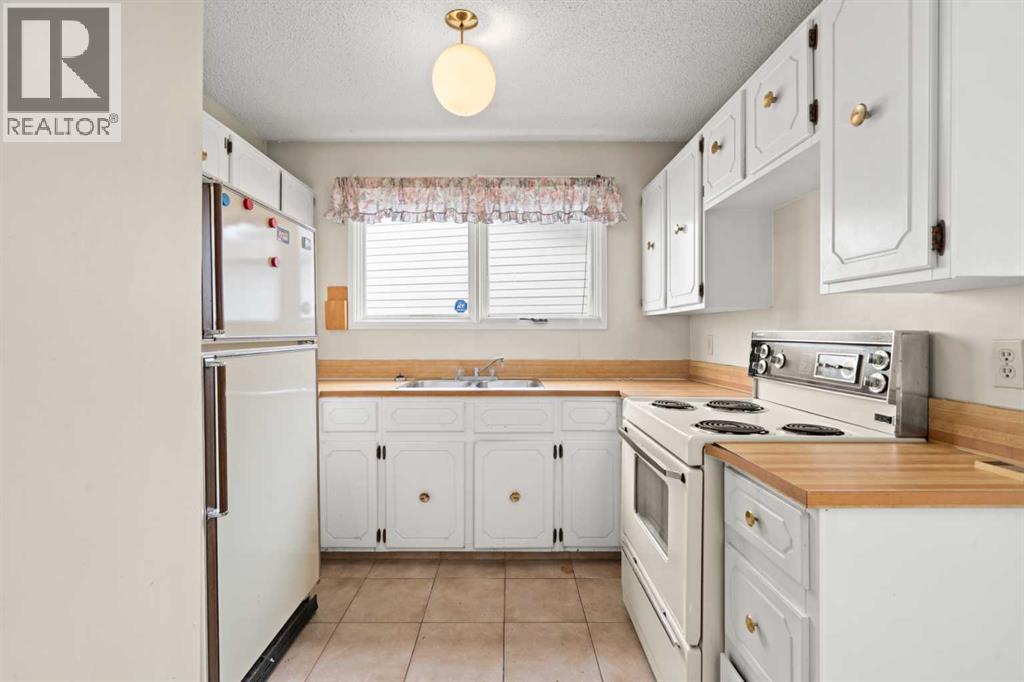 151 Deerview Court SE, Calgary, Alberta  T2J 6B6 - Photo 5 - A2292961