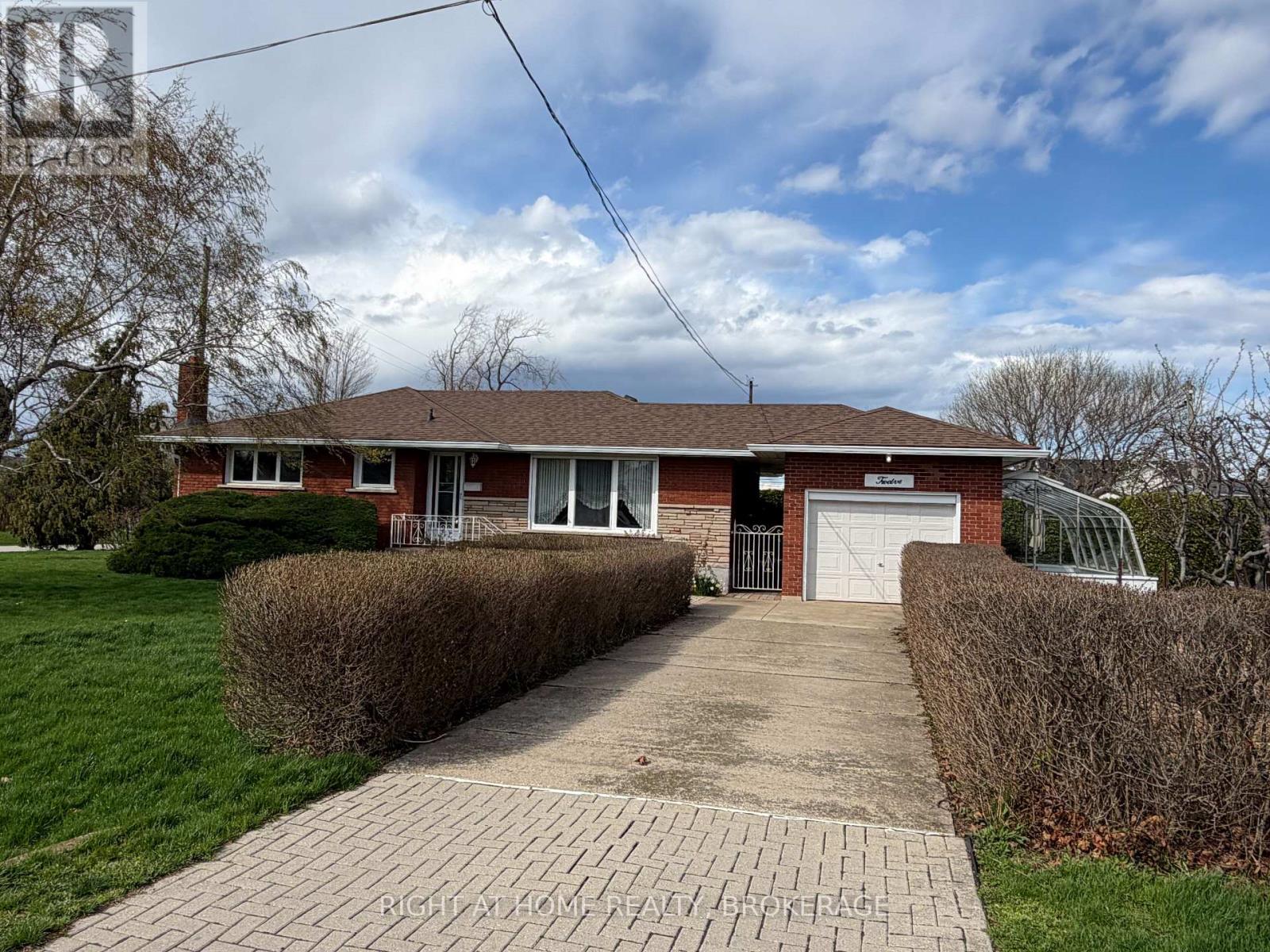 12 LORNE AVENUE, Grimsby, Ontario