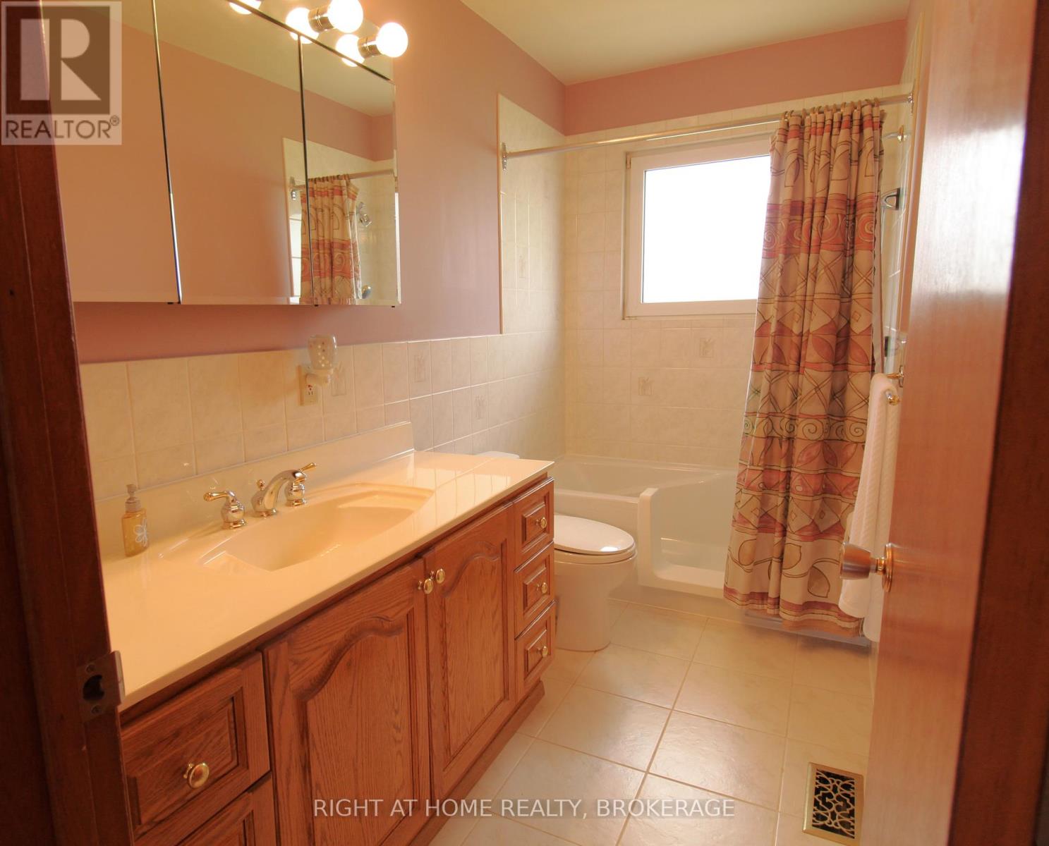 12 Lorne Avenue, Grimsby, Ontario  L3M 2H5 - Photo 10 - X12999924