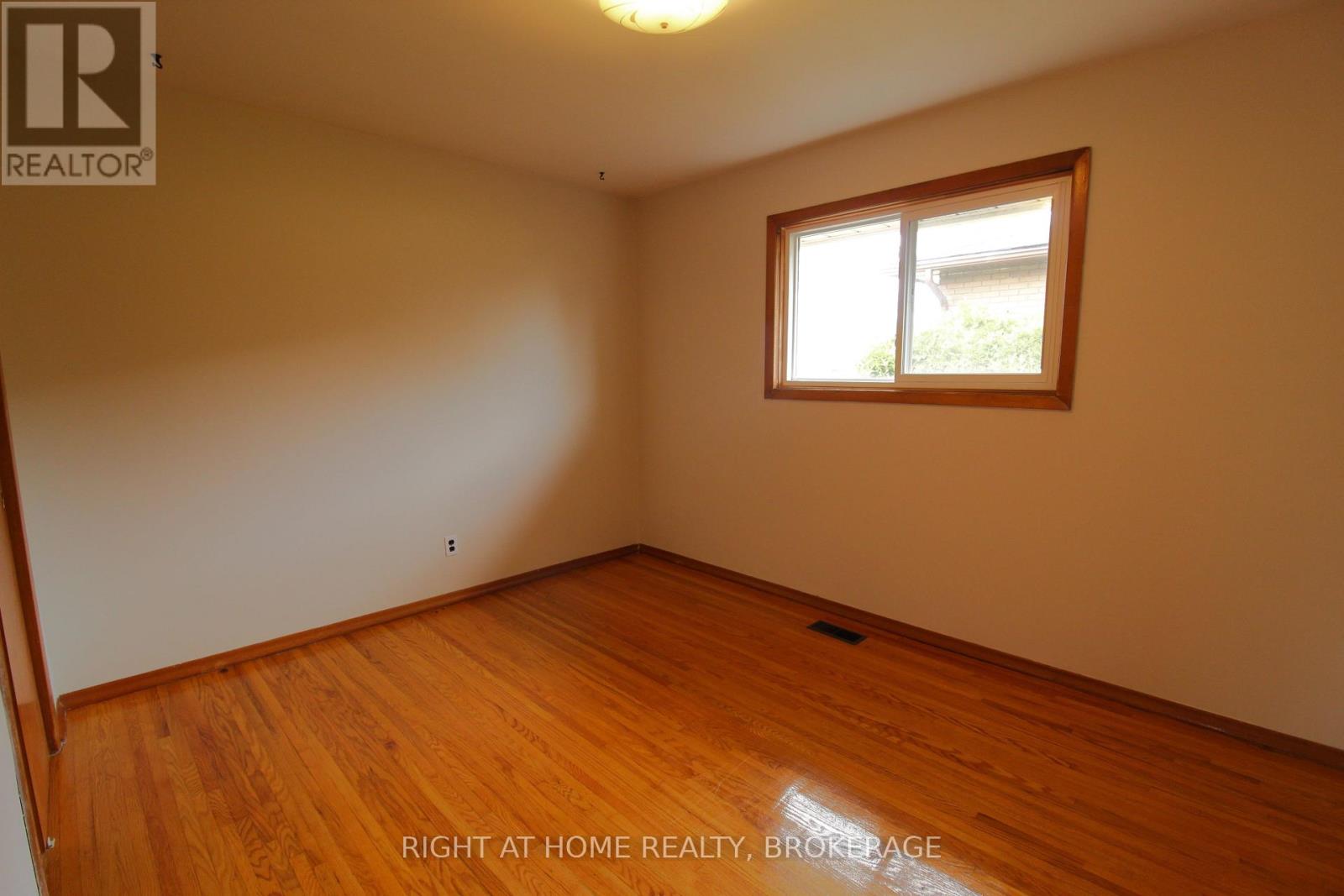 12 Lorne Avenue, Grimsby, Ontario  L3M 2H5 - Photo 13 - X12999924