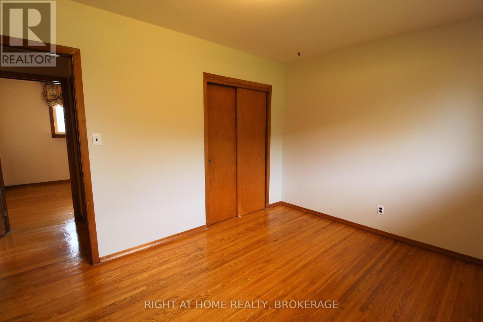 12 Lorne Avenue, Grimsby, Ontario  L3M 2H5 - Photo 12 - X12999924