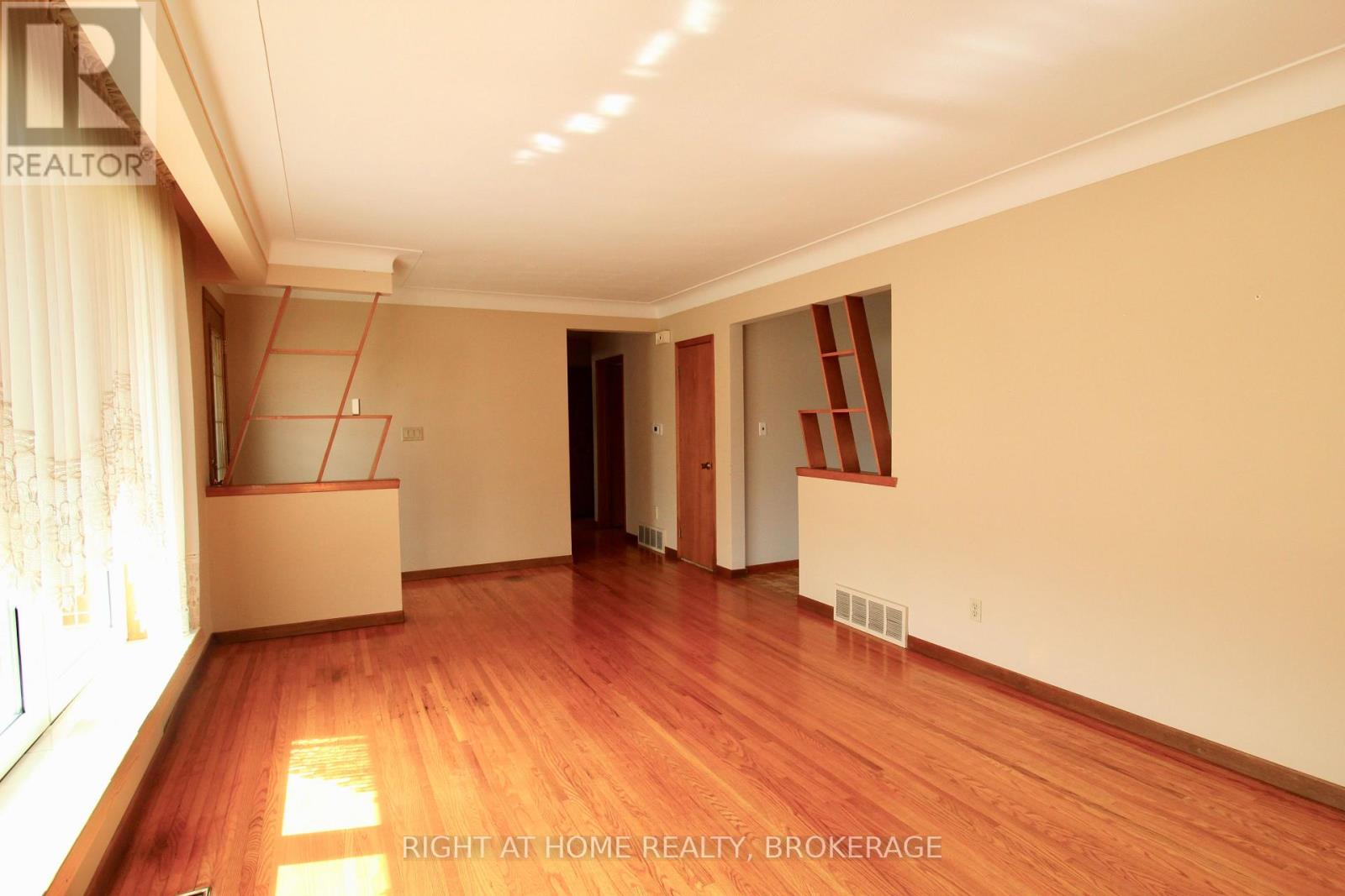 12 Lorne Avenue, Grimsby, Ontario  L3M 2H5 - Photo 2 - X12999924