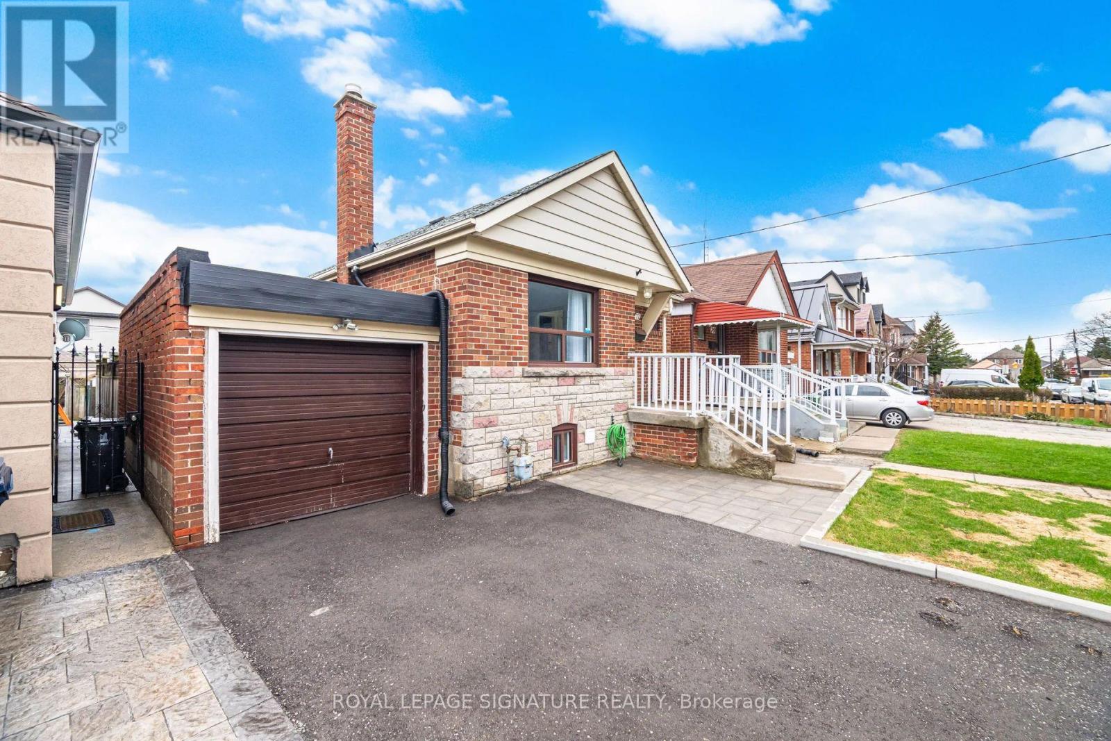 77 Ypres Road, Toronto, Ontario  M6M 1P2 - Photo 2 - W13017448