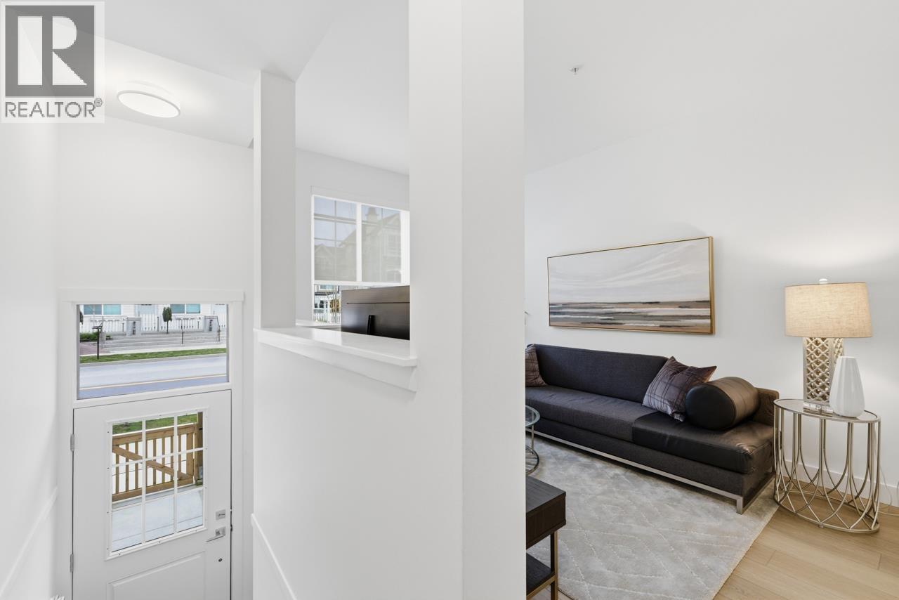 202 720 Robinson Street, Coquitlam, British Columbia  V3J 0P9 - Photo 2 - R3113156