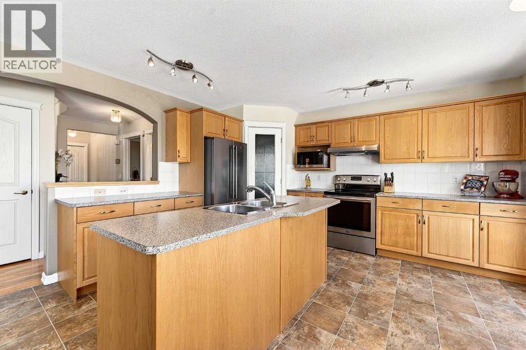 219 Hidden Ranch Circle NW, Calgary, Alberta  T3A 5R1 - Photo 2 - A2299598