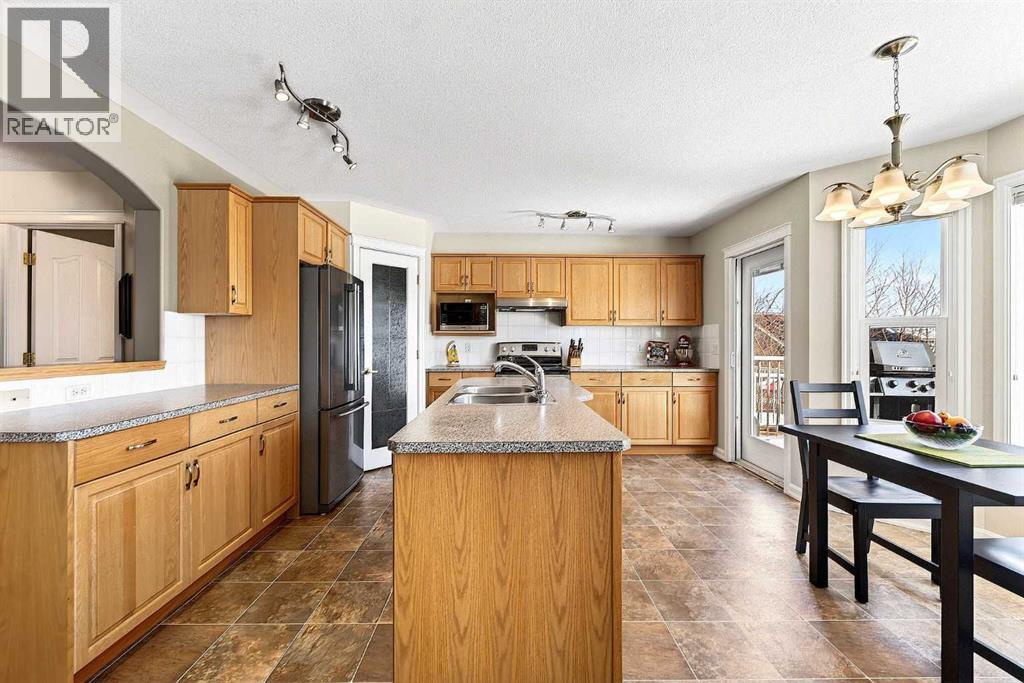 219 Hidden Ranch Circle NW, Calgary, Alberta  T3A 5R1 - Photo 3 - A2299598