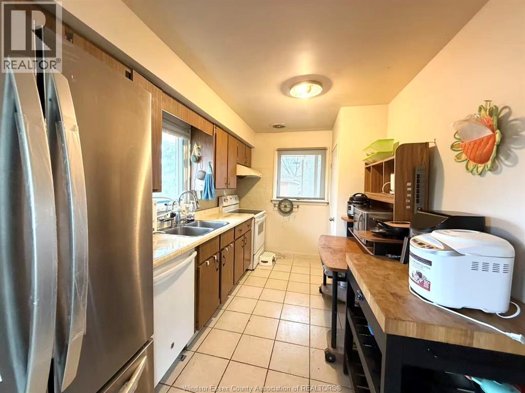 MLS# 26008535: 3863 Longfellow ave, Windsor, Canada