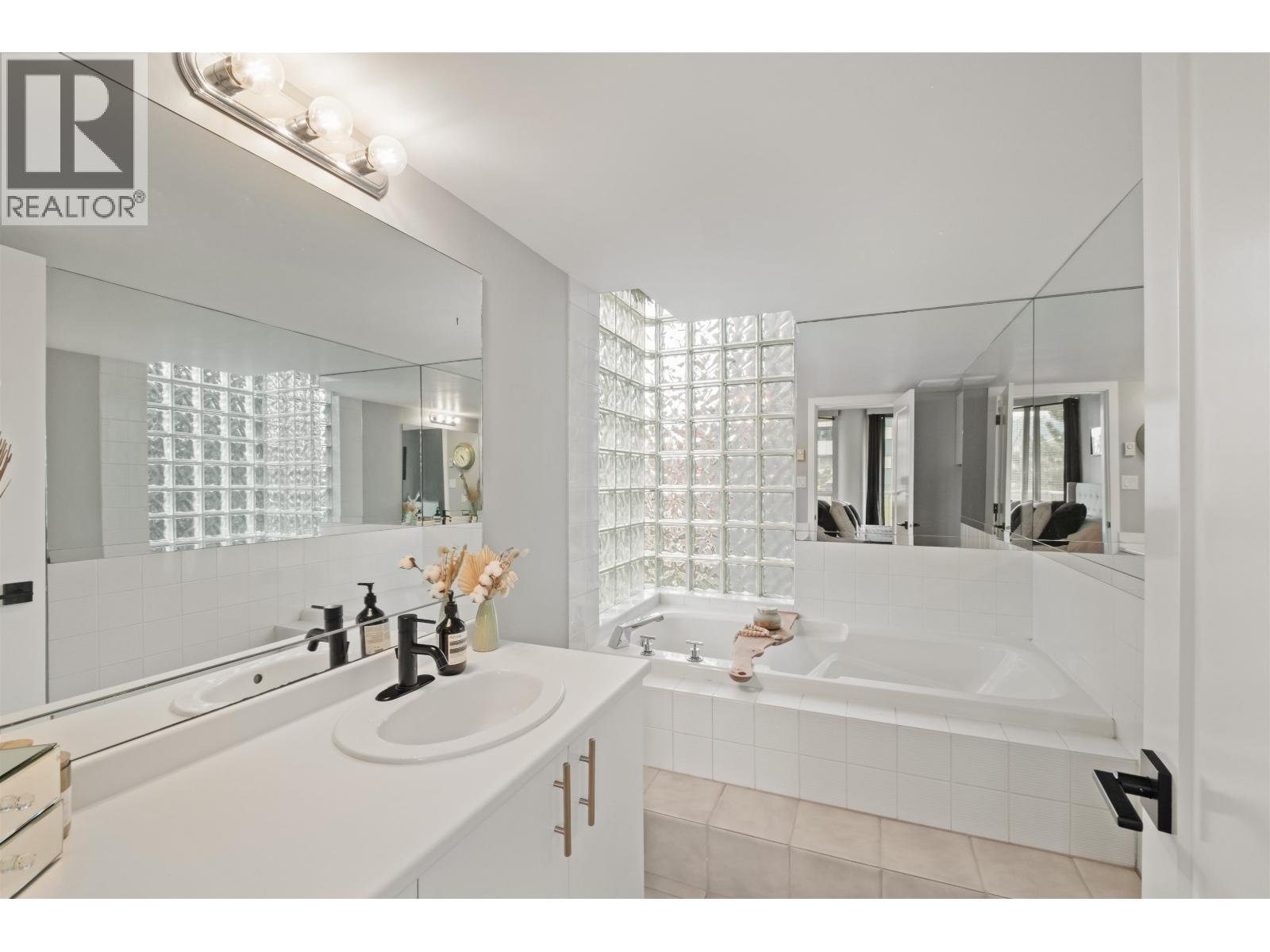 303 408 Lonsdale Avenue, North Vancouver, British Columbia  V7M 2G5 - Photo 30 - R3112467