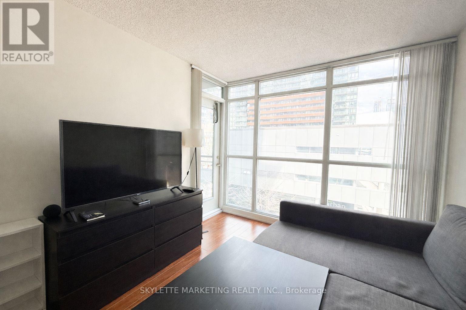 505 - 8 Telegram Mews, Toronto, Ontario  M5V 3Z5 - Photo 2 - C13017972