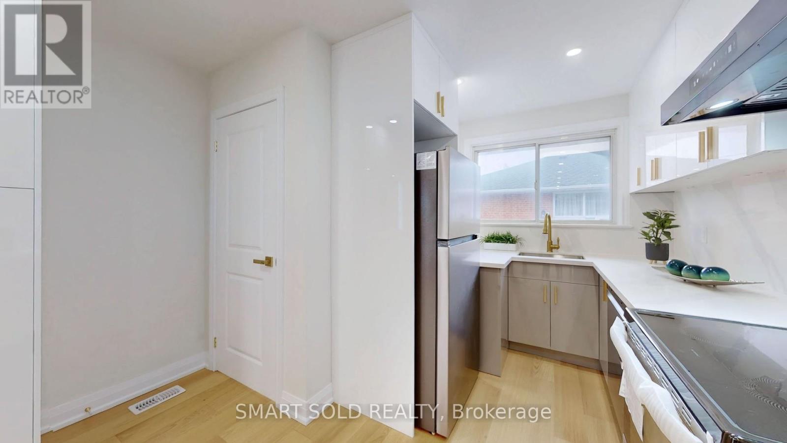 439 Fernleigh Circle N, Richmond Hill, Ontario  L4C 1E5 - Photo 6 - N13018006