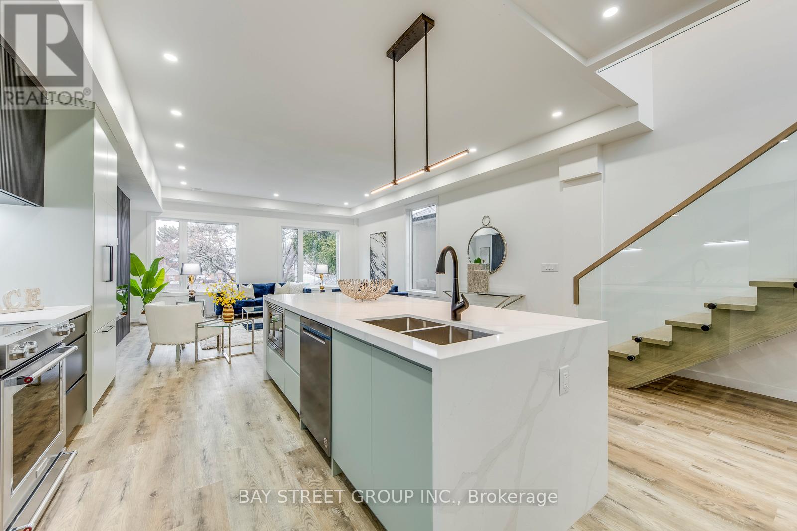 20 Rochdale Avenue, Toronto, Ontario  M6E 1X2 - Photo 10 - W13017964