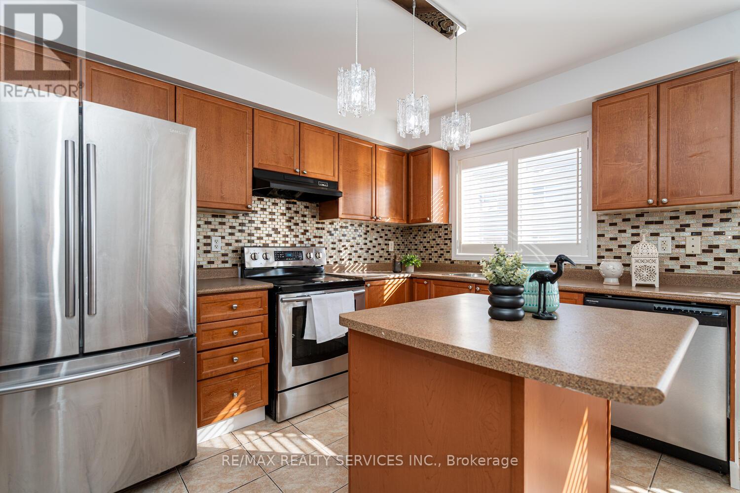 67 Decker Hollow Circle, Brampton, Ontario  L6X 0L5 - Photo 18 - W13017992