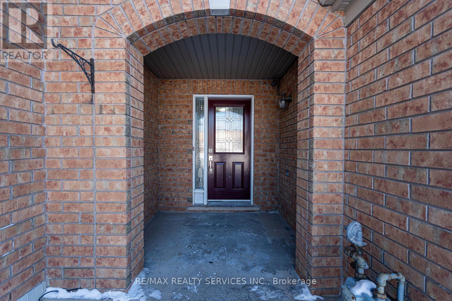 67 Decker Hollow Circle, Brampton, Ontario  L6X 0L5 - Photo 5 - W13017992