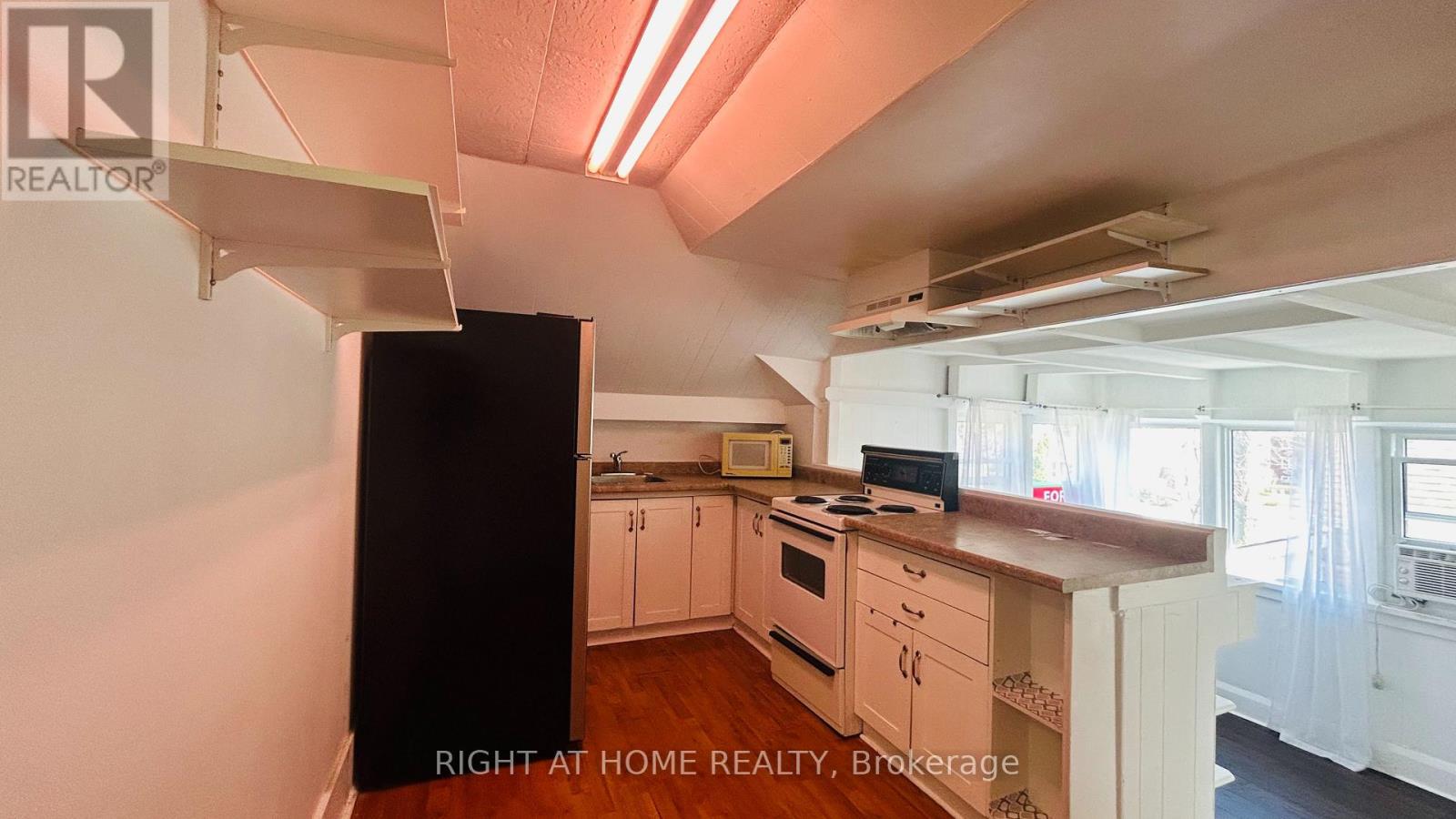 2 - 60 Long Branch Avenue, Toronto, Ontario  M8W 3J2 - Photo 5 - W12942926