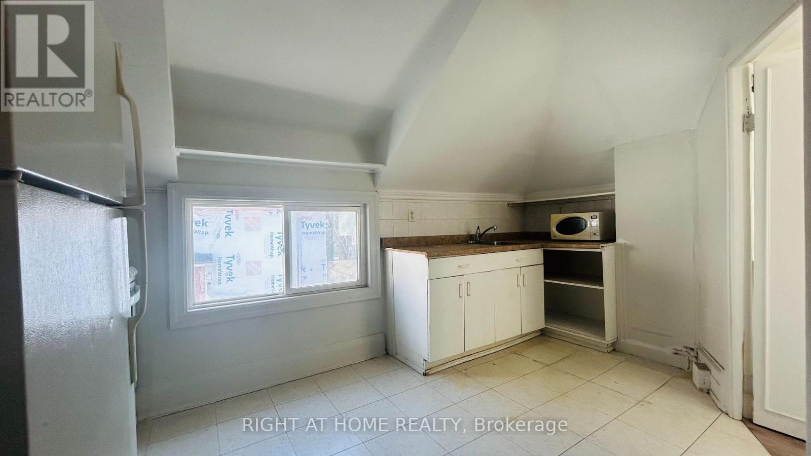 3 - 60 Long Branch Avenue, Toronto, Ontario  M8W 3J2 - Photo 5 - W12942872