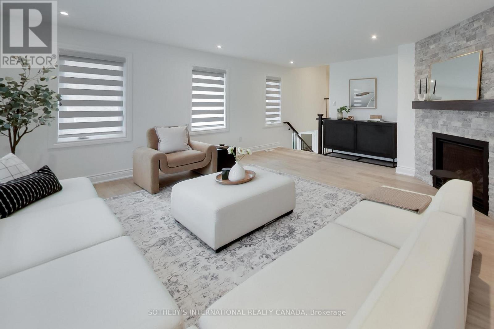 1124 Lansdown Drive, Oakville, Ontario  L6J 7N7 - Photo 2 - W13018156